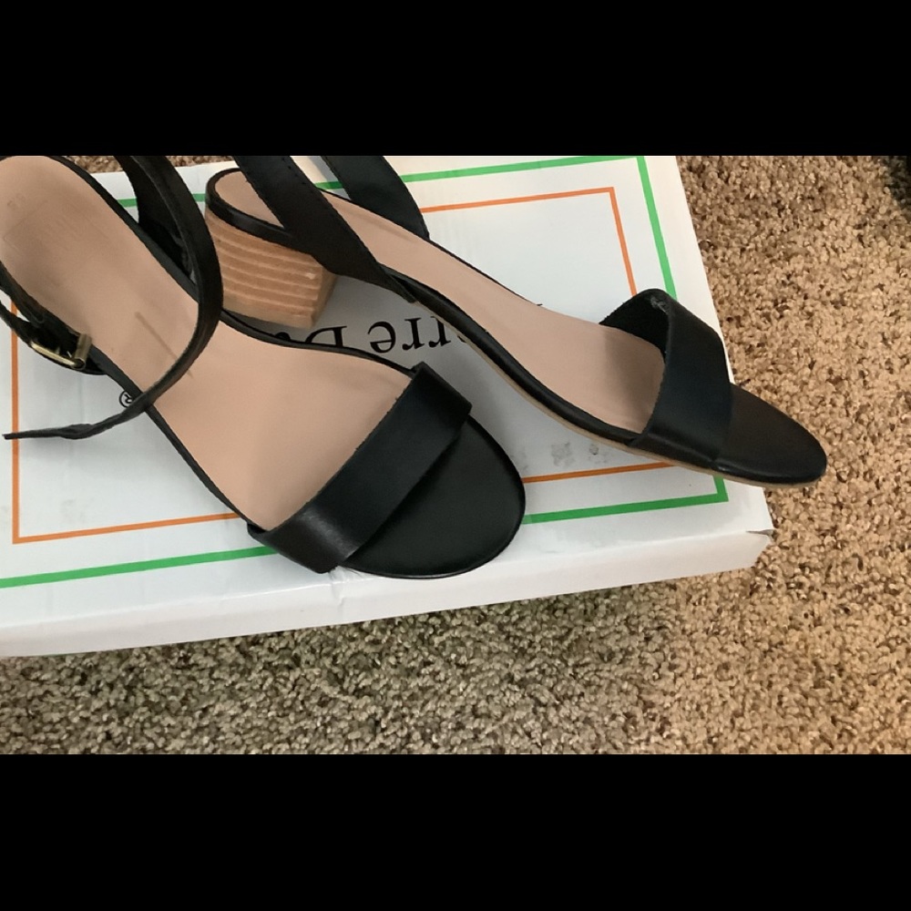 GAP SANDALS SIZE 6 and 1/2